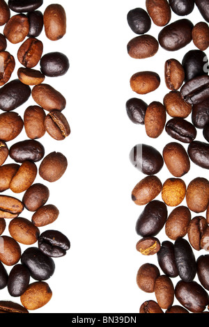 Kaffeebohnen isoliert auf weißem Hintergrund Stockfoto