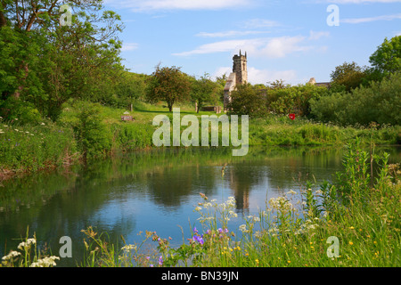 Der Fischteich und die Ruinen der St.-Martins Kirche am Wharram Percy, verlassene mittelalterliche Dorf auf die Yorkshire Wolds Weise, North Yorkshire, England, UK. Stockfoto