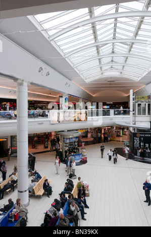 Gatwick South Terminal Abfahrtzusammentreffen mit Einzelhandel und Restaurants Stockfoto