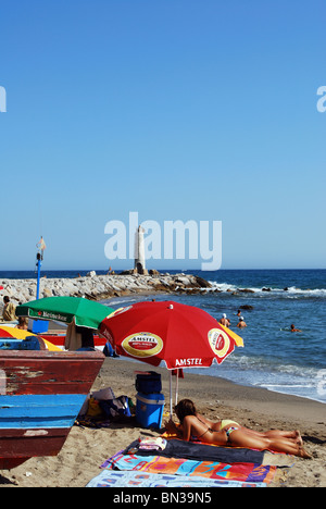 Urlauber am Strand, Puerto Banus, Marbella, Costa Del Sol, Provinz Malaga, Andalusien, Südspanien, Westeuropa. Stockfoto