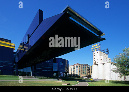 MODERNE GUTHRIE THEATER KONTRASTE MIT MILL RUINS PARK IM BEREICH MISSISSIPPI AM FLUSSUFER VON MINNEAPOLIS, MINNESOTA. SOMMER. Stockfoto