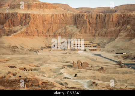 Luftaufnahme des Totentempels der Hatschepsut und des Tals der Könige; aus der Luft, Deir el Bahari, Luxor, Oberägypten Stockfoto