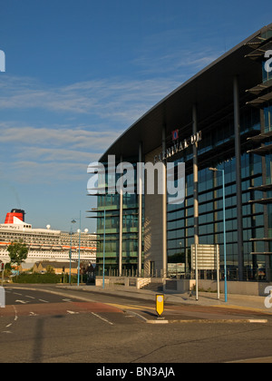 Sitz der Kreuzfahrtgesellschaft Carnival UK Southampton Hampshire England mit der Ocean Liner Queen Mary 2 im Hintergrund Stockfoto