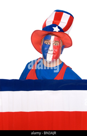 Ein patriotischer Mann in vierten Juli Kleidung gekleidet und rot, weiß und Blau bilden. Stockfoto