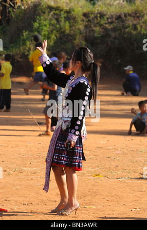 Hmong Teenager das Spiel der Liebe im Dorf Ban Pha-Nok-Kok, in der Nähe von Chiang Mai, Thailand, Asien Stockfoto