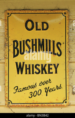 Eine alte Bushmills Whiskey Schild an der Außenwand einer Kneipe in der Grafschaft Limerick, Rep of Ireland. Stockfoto