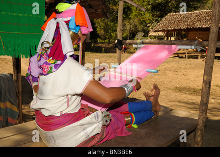 Kayan (Volksgruppe) Frau auch genannt Longneck Weben auf einem weben-Loom, Mae Hong Son, Nord-Thailand, Asien Stockfoto