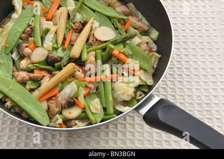 Chinesisches Teriyaki-Huhn unter Rühren mit Gemüse im Wok braten Stockfoto