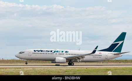 Ein Westjet Airlines Boeing 737-800-Passagier-Jet Landung in Vancouver International Airport (YVR). Stockfoto