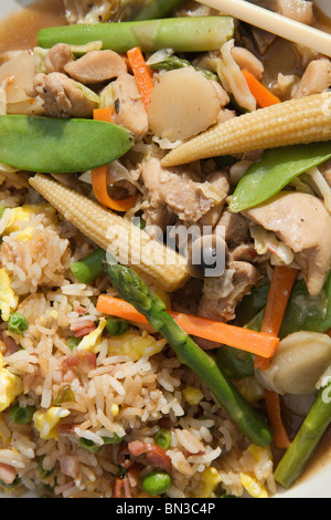 Chinesisches Teriyaki-Hühnchen- und Gemüsegericht mit gebratenem Reis aus nächster Nähe Stockfoto