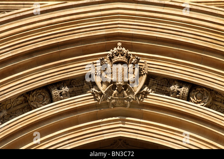 Architektur über dem Bogen und dem Tor auf der Victoria Tower von den Houses of Parliament im Palace of Westminster, London, England Stockfoto