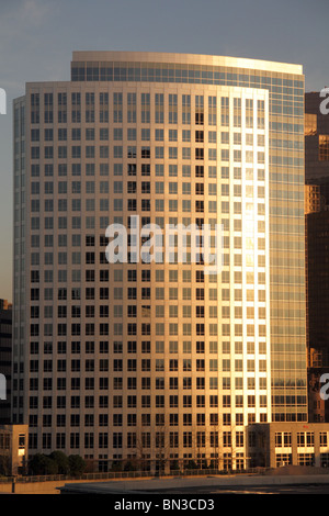 Ein Glas-Bürogebäude in der Innenstadt von Bellevue, Washington reflektieren einen Sonnenuntergang Stockfoto