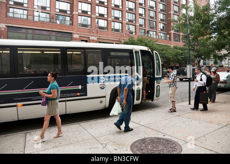 Transit Authority NY City Bus laden & Entladung unterschiedliche Passagiere an einer Bushaltestelle in New York City Stockfoto