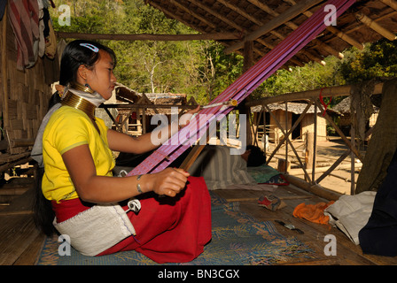 Kayan (Volksgruppe) Frau auch genannt Longneck Weben auf einem weben-Loom, Mae Hong Son, Nord-Thailand, Asien Stockfoto