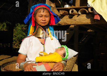 Kayan (Volksgruppe) Frau auch genannt Longneck tragen goldene Ringe um den Hals, Mae Hong Son, Nord-Thailand, Asien Stockfoto