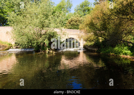 Ruhiger Pool unter Harrold Brücke über den Fluss Great Ouse, Harrold, Bedfordshire, Uk, reflektieren den blauen Sommerhimmel. Stockfoto