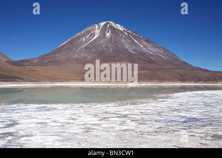 Die Laguna Verde oder Green Lake im Altiplano im Nationalpark Reserva Eduardo Avaroa in Bolivien Stockfoto