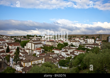 Mittelalterliche ummauerte Europäischen Dorf mit Burg Stockfoto