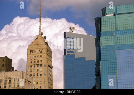 HISTORISCHEN FOSHAY TOWER NEBEN PIPER JAFFRAY GEBÄUDE UND EIN T & T TOWER IN DER INNENSTADT VON MINNEAPOLIS, MINNESOTA. Stockfoto