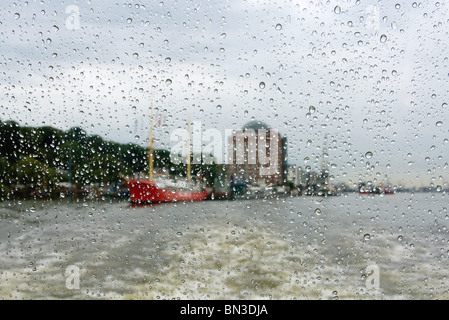 Schiff auf der Elbe gesehen durch Fensterscheibe bedeckt mit Regentropfen, Hamburg, Deutschland Stockfoto