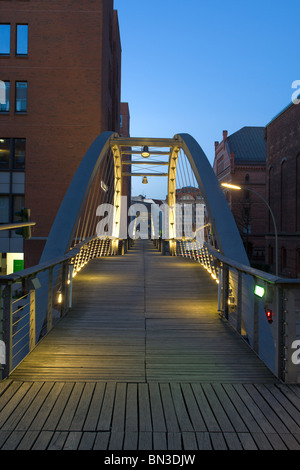 Beleuchteten Steg in der alten Speicherstadt (Speicherstadt), Hamburg, Deutschland Stockfoto