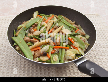 Wok-Pfanne mit Hähnchen-Gemüse-Pfanne Stockfoto