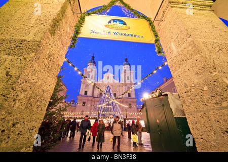 Eingang zum Weihnachtsmarkt in der Altstadt von Salzburg, Kathedrale im Hintergrund, Österreich Stockfoto