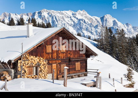 Verschneite Hütte, Berge im Hintergrund, M¸hlbach am Hochkˆnig, Österreich Stockfoto