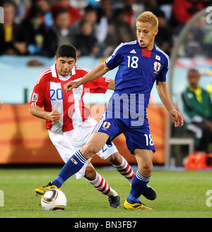 NESTOR ORTIGOZA 7 KEISUKE HOND PARAGUAY V JAPAN LOFTUS VERSFELD Stadion PRETORIA Südafrika 29. Juni 2010 Stockfoto