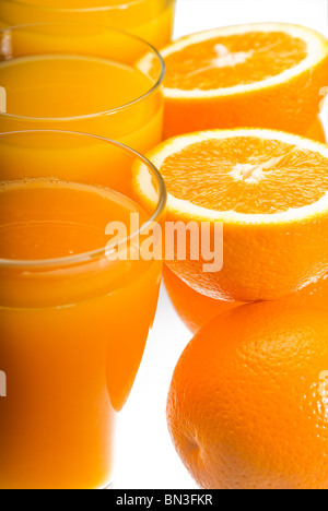 Frische und gesunde Orangensaft, ungefiltert, über einem Leuchttisch Stockfoto