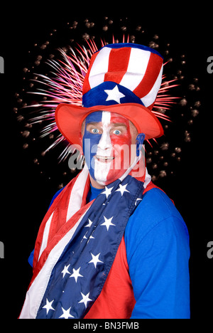 Ein patriotischer Mann gekleidet in blau, rot und weiß mit einem Feuerwerk in den schwarzen Himmel. Stockfoto