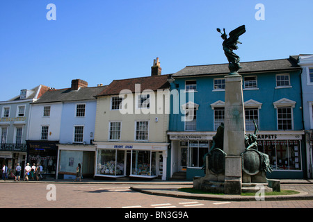 War Memorial und bemalte Häuser, Lewes High Street, East Sussex Stockfoto