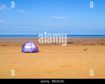 Verlassener Strand mit einer alleinigen Windschutz im Hochsommer bei Saltburn am Meer Stockfoto