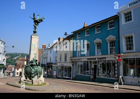 War Memorial und bemalte Häuser, Lewes High Street, East Sussex Stockfoto