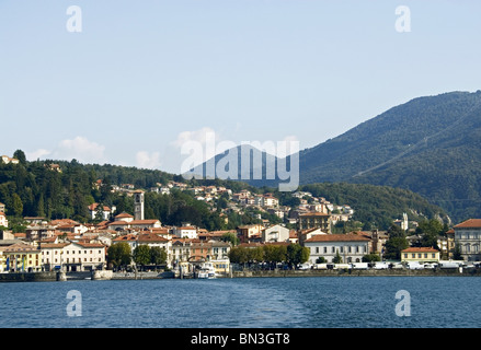 Ansicht von Luino und den Lago Maggiore, Lombardei, Italien Stockfoto