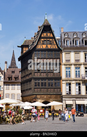 Straßencafé und Maison Kammerzell auf einem Platz in Straßburg, Frankreich Stockfoto