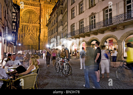 Menschen in einer Gasse, Straßburger Münster im Hintergrund, Straßburg, Frankreich Stockfoto