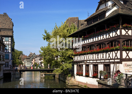 Fußgänger auf einer Brücke neben dem Restaurant Maison des Tanneurs, Straßburg, Frankreich Stockfoto