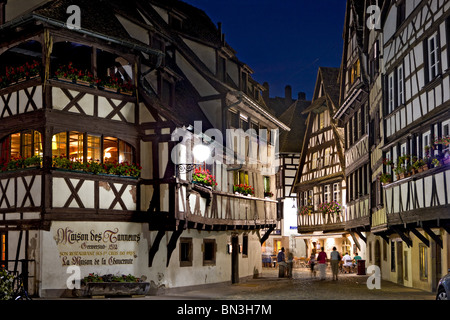 Restaurant Maison de Tanneurs und Fachwerkhäusern in einer Gasse, Petite France, Straßburg, Frankreich Stockfoto