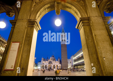 St. Marcus Square gesehen durch einen Bogen, Venedig, Italien, niedrigen Winkel Ansicht Stockfoto