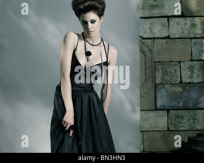 Lizenz erhältlich unter MaximImages.com High Fashion Foto einer schönen Frau in langem schwarzem Kleid Stockfoto