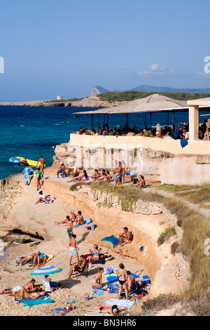 Touristen am Strand von Cala Comte, Ibiza, Spanien, erhöhten Blick Stockfoto