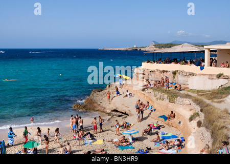 Touristen am Strand von Cala Comte, Ibiza, Spanien, erhöhten Blick Stockfoto