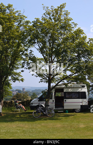 Radfahrer neben seinem Wohnmobil auf einem Campingplatz in Derbyshire Peak District entspannend. Stockfoto