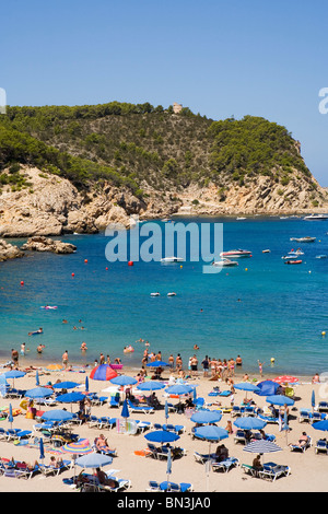 Touristen am Strand von Puerto de San Miguel, Ibiza, Spanien, erhöhten Blick Stockfoto