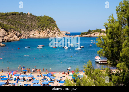 Touristen am Strand von Puerto de San Miguel, Ibiza, Spanien, erhöhten Blick Stockfoto