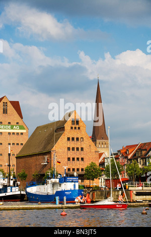 Blick auf Lager und St.-Petri Kirche, Boote an einem Fluss im Vordergrund, Rostock, Deutschland Stockfoto