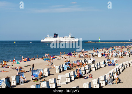 Touristen auf den Strand von Warnemünde Fähre im Hintergrund, Rostock, Deutschland, erhöhten Blick Stockfoto