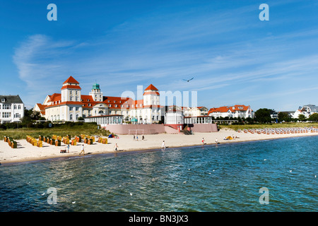 Touristen am Strand von Binz, Wellnesshotel im Hintergrund, Rügen, Deutschland, erhöhte anzeigen Stockfoto