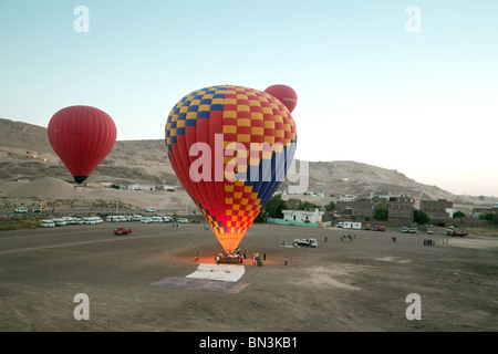 Heißluftballons abheben bei Dämmerung, Luxor, Ägypten, Afrika Stockfoto